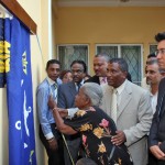 mama rita devoilant la plaque du centre municipal Mario Flore Modliar